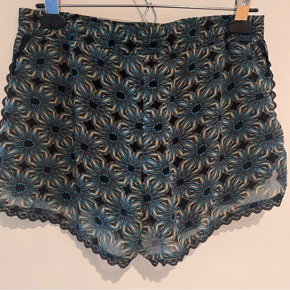 Graphic patterned silky short shorts with tie waist LIKE NEW CONIDITON - Picture 5 of 5
